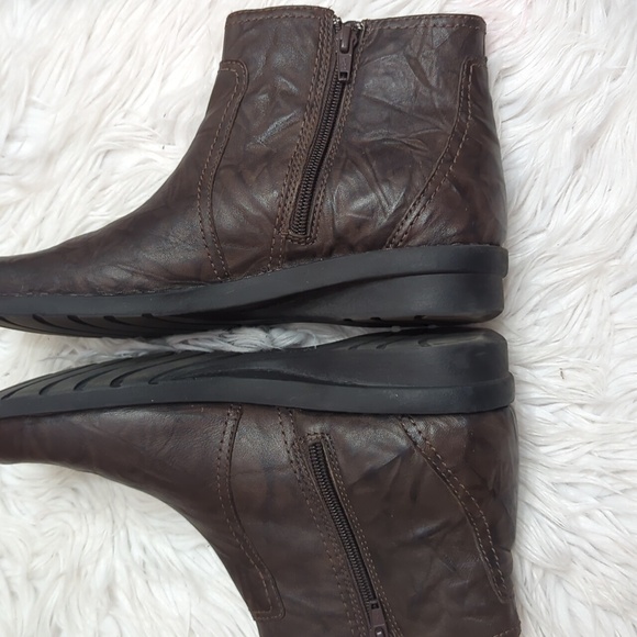 Clarks Bendable Dark Brown Leather Ankle Boots with Zipper - Picture 4 of 10